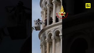 Si sente male sulla torre di Pisa il salvataggio è spettacolare [upl. by Yssirc]