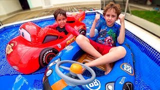 BOIAS do HOT WHEELS vs MCQUEEN do CARROS na PISCINA  Vídeo Infantil  Paulinho e Toquinho [upl. by Dachy483]