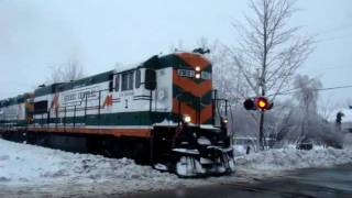 Québec Central à Breakeyville QC le 28 décembre 2009  3 locos et 42 wagons chargés [upl. by Pol]