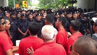 Bersih 5 Cops allow a small group of Red Shirts to pass through barricade [upl. by Nevlin929]