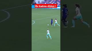 Böyle kadın futbolcu gördünüzmüHerkesi ezdi geçtiAbone ol beğenpaylaş kadın futbol bayan [upl. by Novel]