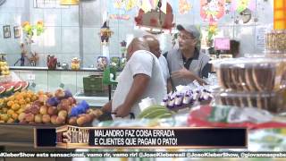 Malandro tenta roubar frutas no mercado bota a culpa nos outros e quase apanha [upl. by Rapsac]