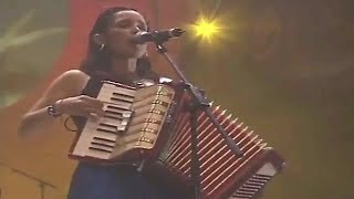 Julieta Venegas  Lento Premios 40 Principales 2006 [upl. by Davies91]