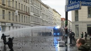 ExplosionenCS GasWasserwerferBrandanschläge Kriegsartige Demo in LeipzigConnewitz [upl. by Iret112]