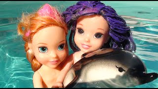 Anna and Elsa Toddlers Swim Dolphins with Mal and Evie 1 Ariel  Descendants  Toys In Action [upl. by Nitsreik]