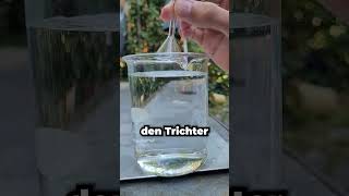 Wasser durch einen Trichter spritzen lassen experiment physik science wissenschaft [upl. by Inttirb659]