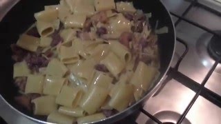 Paccheri con funghi e salsiccia  Veloci e saporiti [upl. by Pelson]