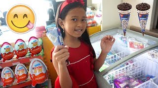 Jessica Jenica Beli Es Krim  Kinder Joy Sendiri di SUPERMARKET 💖 Apa Hadiahnya 💖 Mainan Anak [upl. by Winzler]