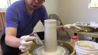 273 Throwing a Sodium Silicate Texture Round Vase with HsinChuen Lin 林新春 示範岩花瓷瓶 [upl. by Montagu]