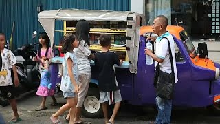 Bibliotecas itinerantes promovem leitura na Indonésia [upl. by Jaunita]