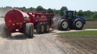 New Holland Articulating Tractor Spreading Manure with a Nuhn Quad Train [upl. by Didier579]