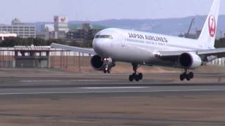 JAL B767 メインギア接地させるもゴーアラウンド！伊丹空港 [upl. by Eetsirk]