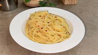 SPAGHETTI AGLIO OLIO E PEPERONCINO CLASSICI [upl. by Idnyc]