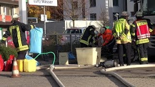 Einige hundert Liter Betriebsmittel an Hagener Tankstelle ausgelaufen  Feuerwehr hilft [upl. by Kimitri]