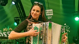 Claudia Hinker spielt Großglocknerblick von Slavko Avsenik auf ihrer Steirischen Harmonika [upl. by Enihpesoj535]