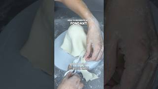 Here’s how to decorate with fondant 🤍 beginnerbaker fondantdecoration cakedecorating [upl. by Banky]