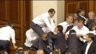 Nueva pelea a puñetazos en el parlamento ucraniano [upl. by Highams]