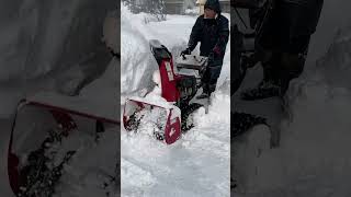 家庭用除雪機を使って雪を飛ばす！その２：大量の雪を飛ばして活躍（ショート動画） [upl. by Schlosser]