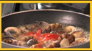 Pasta Leonessa tagliatella rossa e nera con vongole e pomodorini freschi [upl. by Ursulette945]