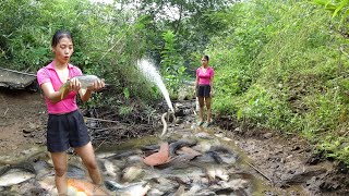 Videos Fishing Unique Fishing Use a Pump To Suck Water Out Of The Lake  Harvesting Many Big Fish [upl. by Greeson]