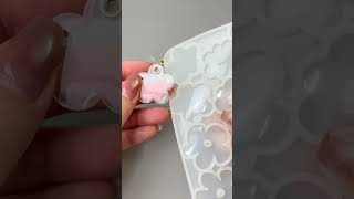 【レジン】おすすめ！フラットワイヤーでレジンキーホルダー作ってみた！How to make a resin key chain using flat wire 作り方 Shorts [upl. by Yesrod995]