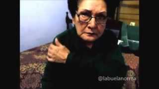 La abuela Norma abre su regalo [upl. by Cohette]