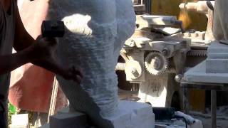 Scultura a mano di un Torso greco su marmo di Carrara [upl. by Aihsit903]