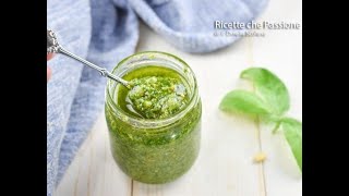 Pesto di basilico fatto in casa  ricetta veloce con tritatutto o minipimer  Ricette che Passione [upl. by Assilam4]