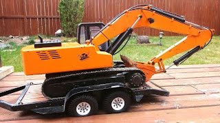 RC ADVENTURES  Flat Tire Overloaded Trailer amp Log Bridge  Earth Digger 4200 XL Excavator [upl. by Annerahs]