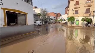 Los vecinos de Benamargosa se afanan en limpiar sus casas después de que el desbordamiento del río a [upl. by Ahsinroc521]