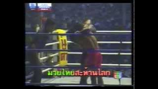 Lamnammoon Sor Sumalee vs Langsuan Panyuthaphum [upl. by Ardnosal826]