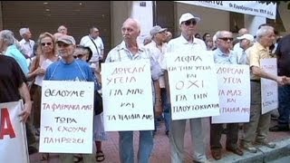 Grecia e Portogallo sale la tensione contro la Troika [upl. by Naitirb]