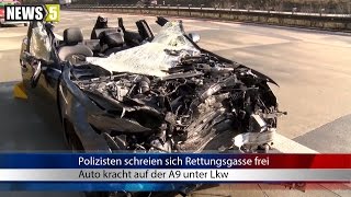 02032017 SOK Polizisten schreien sich Rettungsgasse frei Auto kracht auf der A9 unter Lkw [upl. by Alitta]