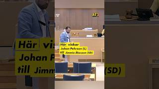 Här viskar Johan Pehrson till Jimmie Åkesson [upl. by Cook532]