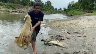 Menjal ikan di Bendungan Poleang Utara Medanya Sangat Licin dan Berbahayya jalaikansungai [upl. by Raji44]