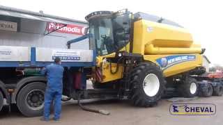 Déchargement dune moissonneusebatteuse New Holland TC580 [upl. by Annaigroeg330]