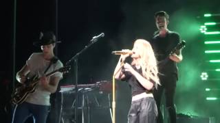 Maren Morris sings quotRichquot live at PNC Music Pavilion [upl. by Amehr]