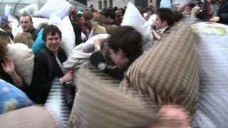 Bataille de polochons à Paris pour le Pillow Fight Day [upl. by Esmeralda744]