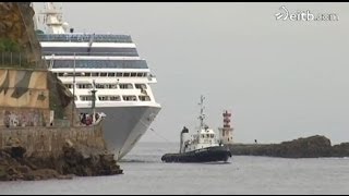 Espectacular llegada de un crucero al puerto de Pasaia [upl. by Idurt]