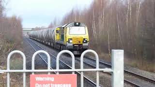 freight train coming through ilkeston Station 081221 sorry about my shaking hand it was very cold [upl. by Nahsyar]