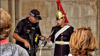 UPDATE HORSE GUARDS CLOSES DOWN  ARMED OFFICER HELPS TROOPER [upl. by Leisam]