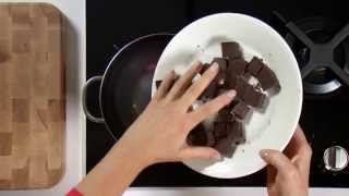 Instructievideo Au bain marie chocolade smelten [upl. by Surat346]