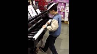 Impresionante niño tocando el piano en un super mercado [upl. by Adaynek]