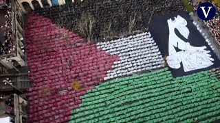 Gernika crea un mosaico humano gigante en apoyo a Palestina [upl. by Chui]