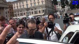 Roberto Benigni e Nicoletta Braschi Addio a Vincenzo Cerami  Video Piazza del Popolo [upl. by Ahtanaram621]