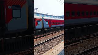 12925 Paschim Express Arrival at Borivali Station indianrailwaysrailwaymumbaipaschimexpressrail [upl. by Akinajnat]