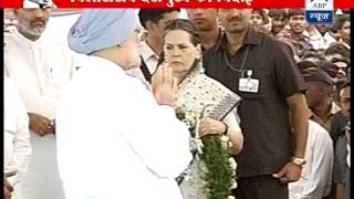 Prime Minister Sonia Gandhi attends Vilasrao Deshmukhs funeral‎ [upl. by Starinsky]