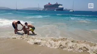 Mykonos onde altissime a causa di un traghetto turisti travolti in spiaggia due feriti [upl. by Helbonnas]