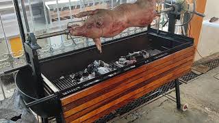 puerco asado en puya estilo cubano asador de carbon automatico con motor electrico parte 1 [upl. by Ardnait]