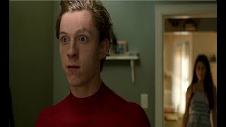 La Tía May descubre el secreto de Peter  SpiderMan Homecoming LATINO [upl. by Inihor]